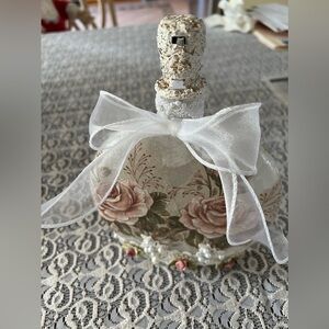 Round bottle decoupage with roses